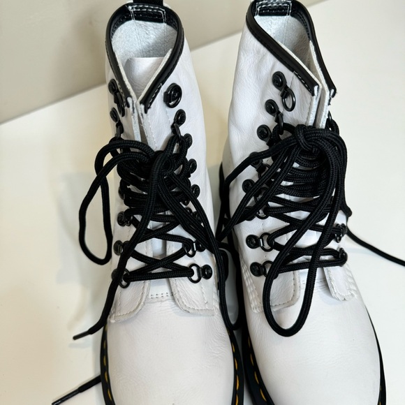 Dr. Marten’s 1460 Virginia Pebbled Leather Laced Boots White Women’s Siz… - Picture 5 of 12